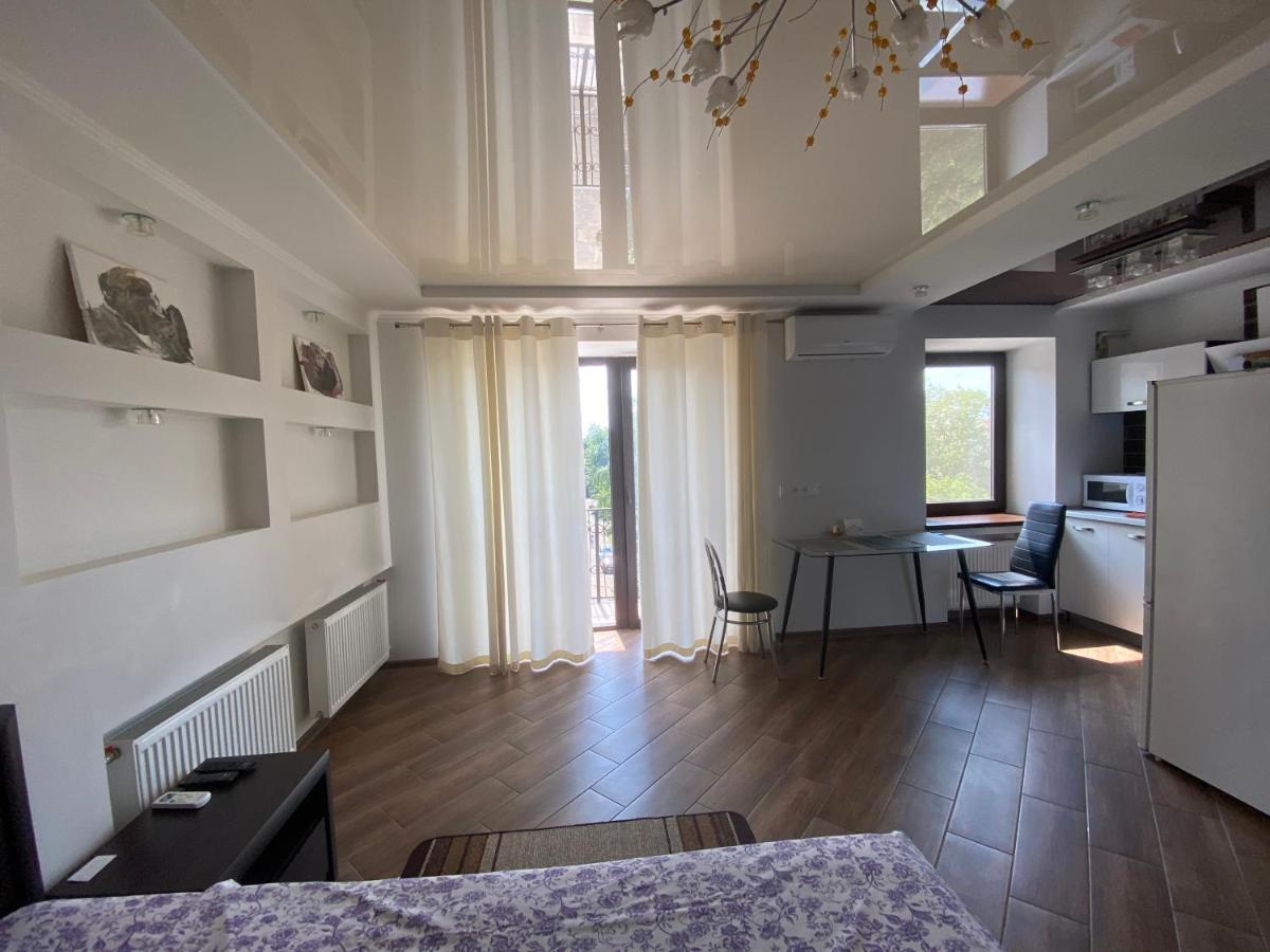 1-room Center *